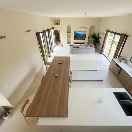 Neuve - 210 M2 Entre Vignes Et Villa *