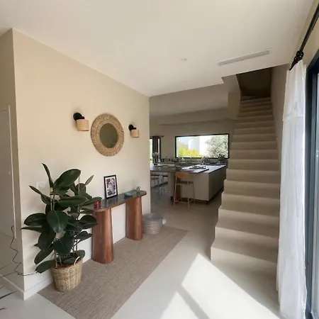 Neuve - 210 M2 Entre Vignes Et Villa *